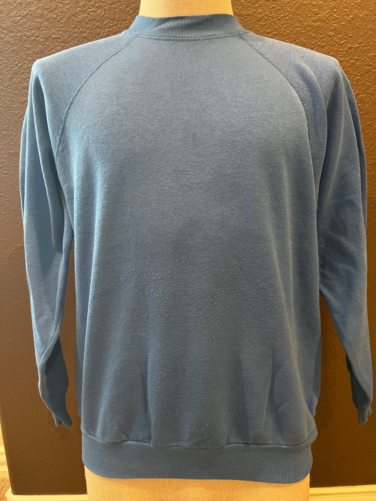 Vintage 8039s Blank Blue Crewneck Sweatshirt Size L Sweatshirt – Easygoing Wear · Must-Have Style