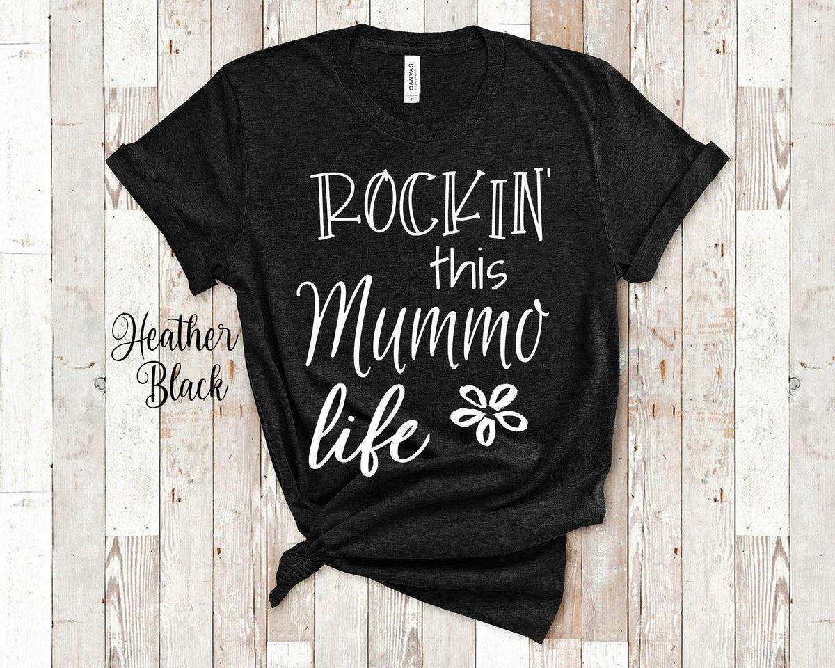 Rockin This Mummo Life Grandma Tshirt Finnish Grandmother Gift Idea for Mother39s Day Birthday Christmas or Pregnancy Reveal Announcement Graphic Tee – Aesthetic Look · Great Gift For Fans