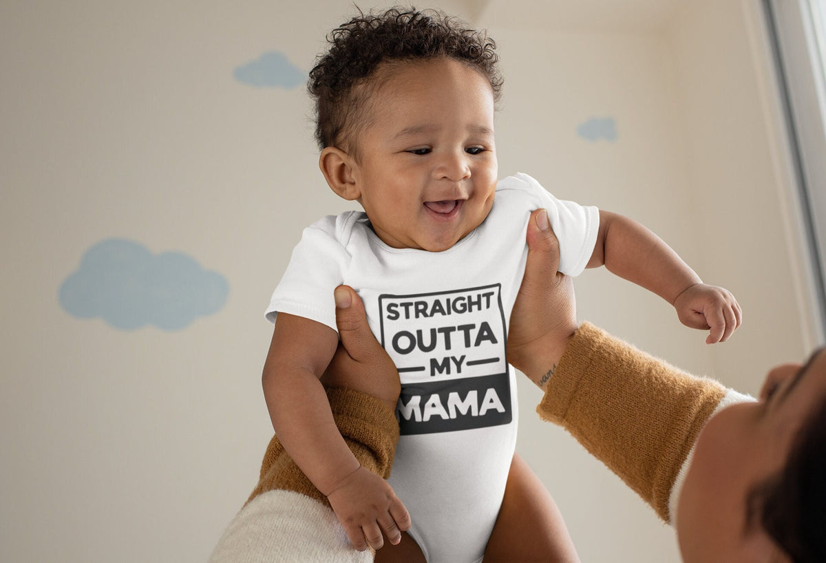 Baby Body quotStraight outta my Mamaquot Witzig Baby Body Baby Bodysuit Baby Einteiler Baby Kleidung Neugeborene Body Graphic Tee – Bold Style · Great Gift For Fans