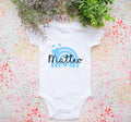 Babybody Regenbogen Personalisiert mit Name Baby BodyBaby Bodysuit personalisiert Baby Body Geschenk zur Geburt Graphic Tee – Aesthetic Look · Must-Have Style