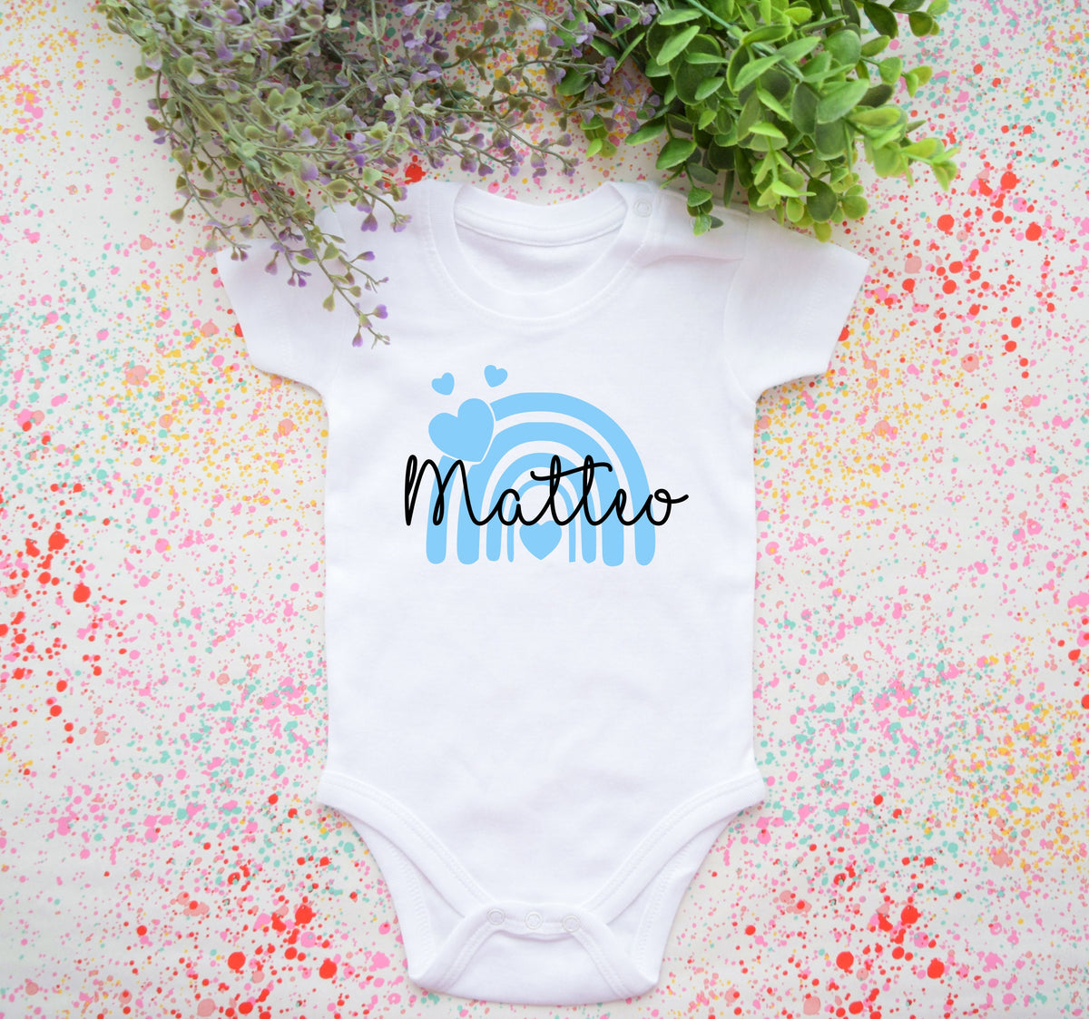 Babybody Regenbogen Personalisiert mit Name Baby BodyBaby Bodysuit personalisiert Baby Body Geschenk zur Geburt Graphic Tee – Aesthetic Look · Must-Have Style