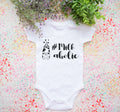 Baby Body Milkaholic Baby Witzig Bodysuit Baby Body BabyBodysuit Baby Einteiler Baby Kleidung Baby Onesie Graphic Tee – Soft Feel · High-Quality Print