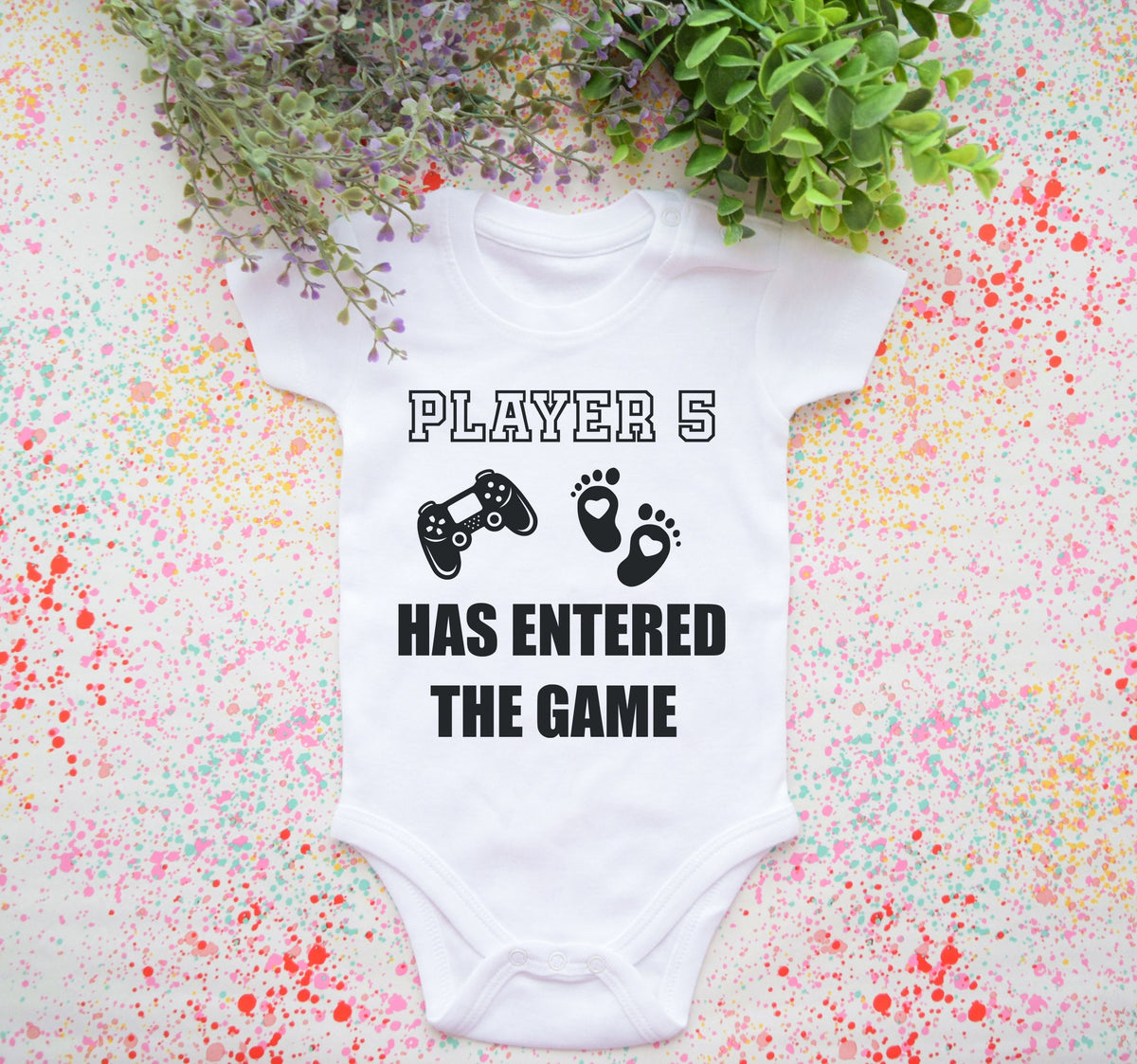 Baby Geburt Ankndigung Body Player 5 Has Entered The Game Baby Body Baby Geburt Ankndigung Bodysuit Neugeborene Bodysuit Graphic Tee – Cozy Vibes · High-Quality Print