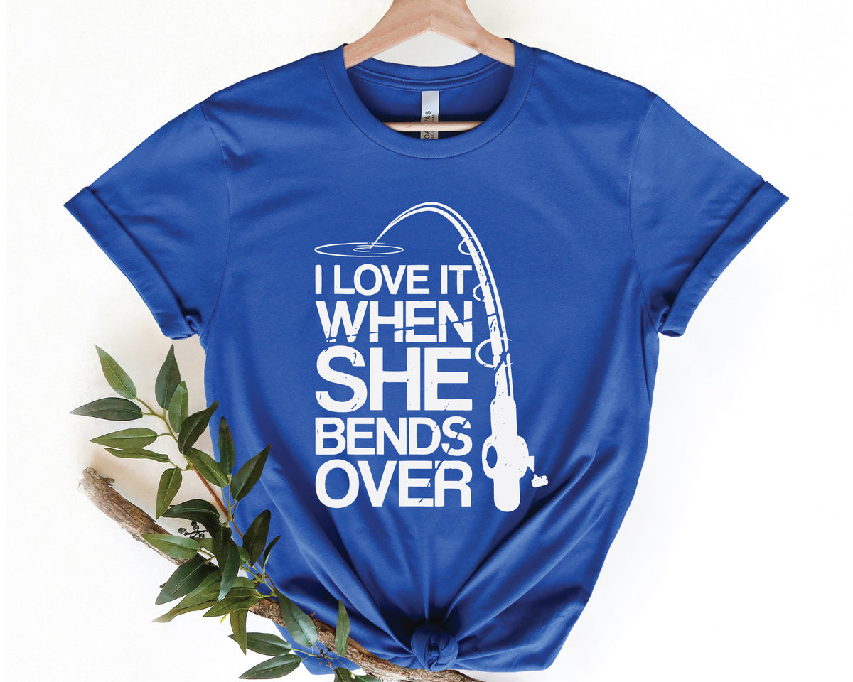Fishing Shirt She Bends Over I Love It When Funny Fishing Shirt Fishermen Gift Fishing Gift When She Bends Over Fishing Tshirt Graphic Tee – Warm & Stylish · Great Gift For Fans