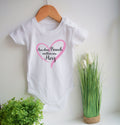 Baby Body Aus dem Bauch mitten ins Herz Bodysuit BabyBody Ankndigung Schwangerschaft verkndung Baby 2023 Neugeborene Verkndigung Graphic Tee – Easygoing Wear · Perfect For Daily Wear