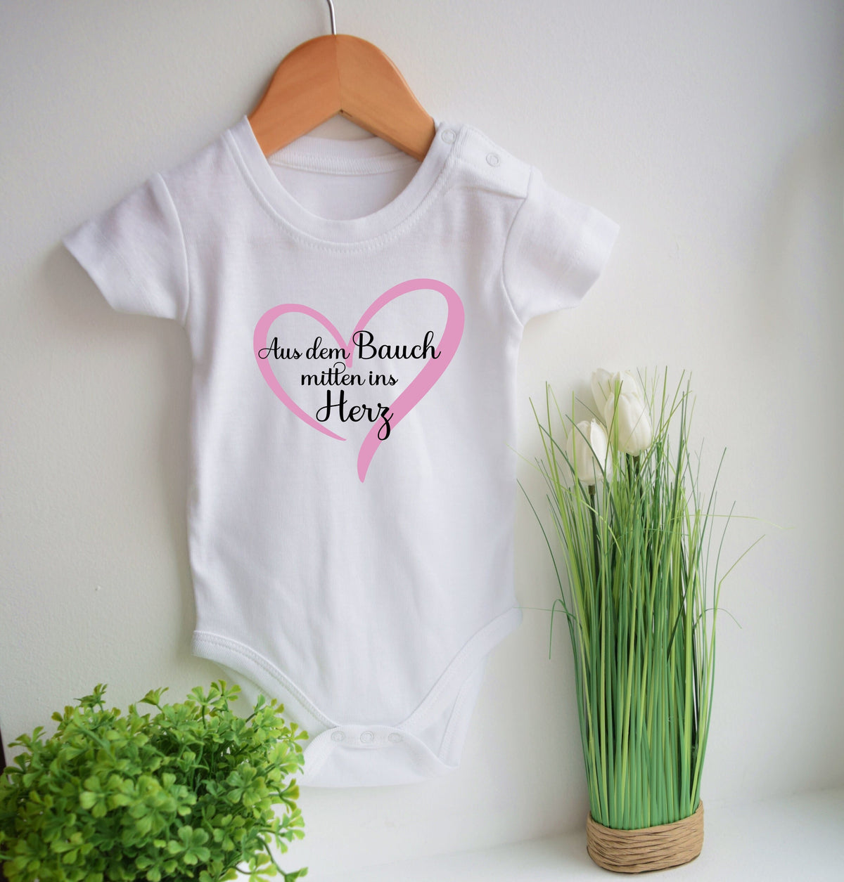 Baby Body Aus dem Bauch mitten ins Herz Bodysuit BabyBody Ankndigung Schwangerschaft verkndung Baby 2023 Neugeborene Verkndigung Graphic Tee – Easygoing Wear · Perfect For Daily Wear