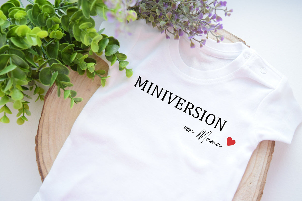 Baby Body MINIVERSION von Mama BabyBody Bodysuit Mama Geschenk Baby 2024 Muttertag Geschenkidee Mini Version Mama Baby Body Geburtgeschenk Graphic Tee – Premium Graphic · High-Quality Print