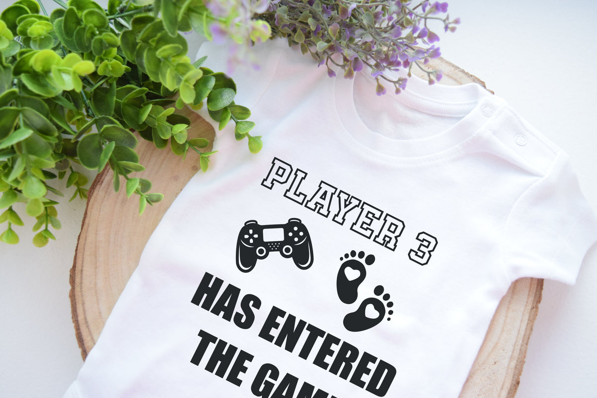 BabyBody Player 3 Has Entered The Game Bodysuit Ankndigung Player 3 Baby Body Neugeborene Gamer Geburt Baby 20232024 Graphic Tee – Cozy Vibes · Trending Graphic Apparel