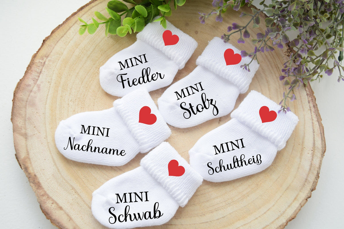 Schwangerschaft verkndigung Socke Mini Nachname Socken Du Wirts Papa Socke Baby 2023 Ankndigung Liebe im Bauch Papa berraschung Baby Sock Graphic Tee – Feel-Good Design · High-Quality Print