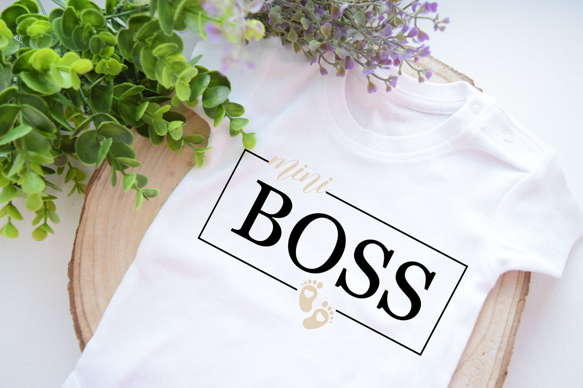 BabyBody Mini Boss Baby Bodysuit Mini Boss Baby Kleidung Geschenk zur Geburt Taufe Baby Einteiler Baby 2023 Baby 2024 BossBaby Outfit Graphic Tee – Cozy Vibes · Great Gift For Fans