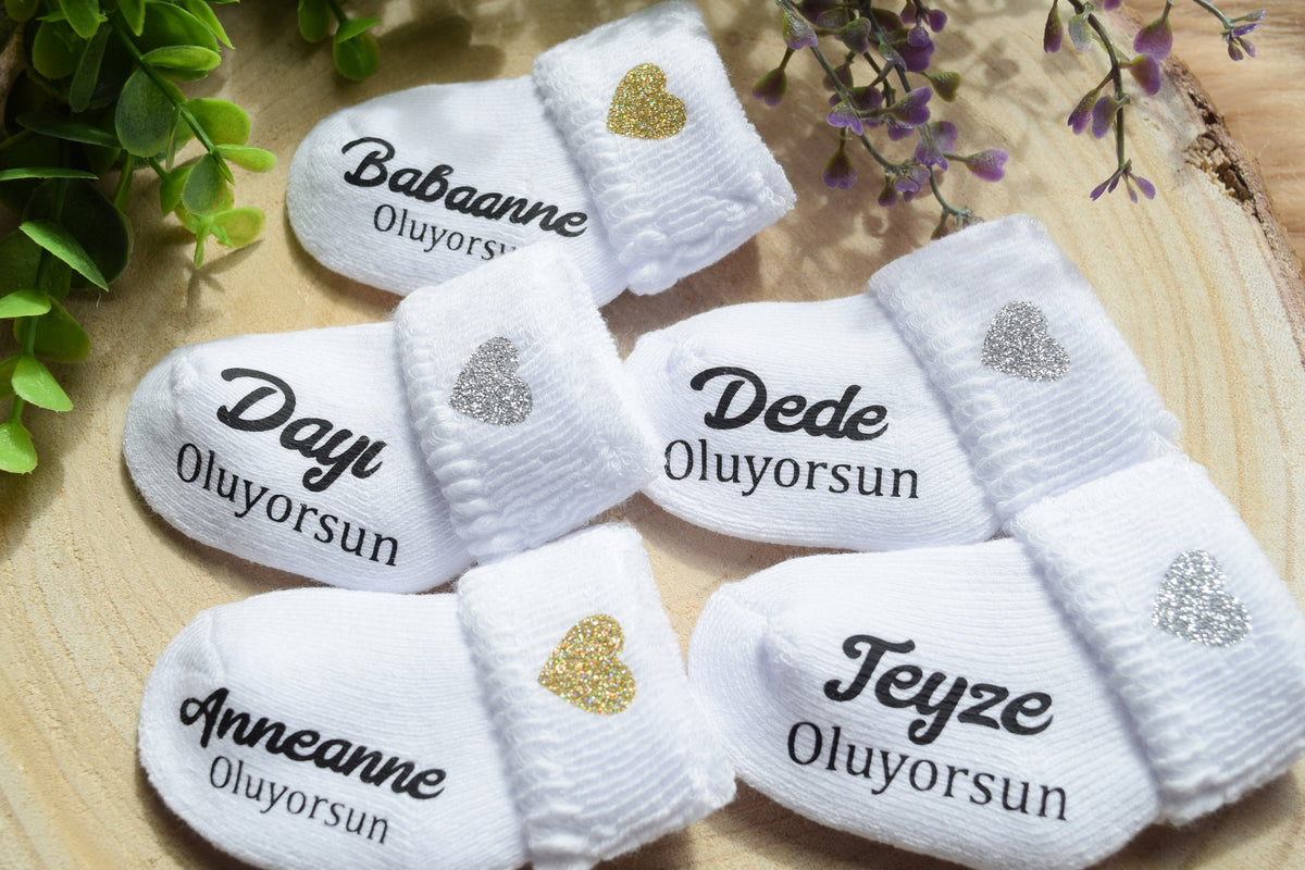 Baby Socke Baba OLACAKSIN Schwangerschaft verknden BabySocken Trkisch Anneanne Oluyorsun Teyze Oluyorsun Bebek Geliyor Baby Sckchen Graphic Tee – Fan Favorite · Great Gift For Fans