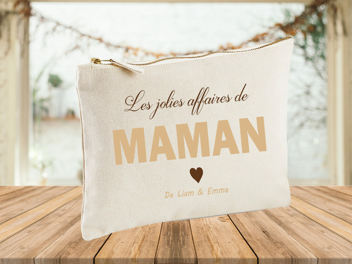 Trousse personnalise maman cadeau maman cadeau fte des mres les jolies affaires maman Graphic Tee – Premium Graphic · Must-Have Style
