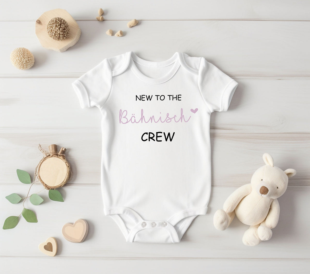 VorstellungDer 39Neu in der Familie39 Namens Crew Baby StramplerBaby Body New To The Crew mit Name PersonalisierbarBaby GeschenkGeburt Graphic Tee – Warm & Stylish · Top Pick For Any Outfit