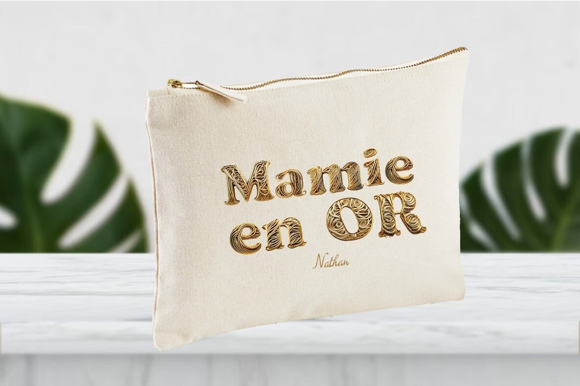 Trousse personnaliser mamie en or maman en or nounou en or matresse en or tata en or marraine en or trousse maquillage pochette Graphic Tee – Soft Feel · Great Gift For Fans