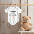 Freudige AnkunftSchwangerschaftsankndigung Bodyhr werdet Oma und Opa BodysuitBabyBody Du Wirst OmaOpaBaby 2024 Ankndigung Graphic Tee – Soft Feel · Perfect For Daily Wear