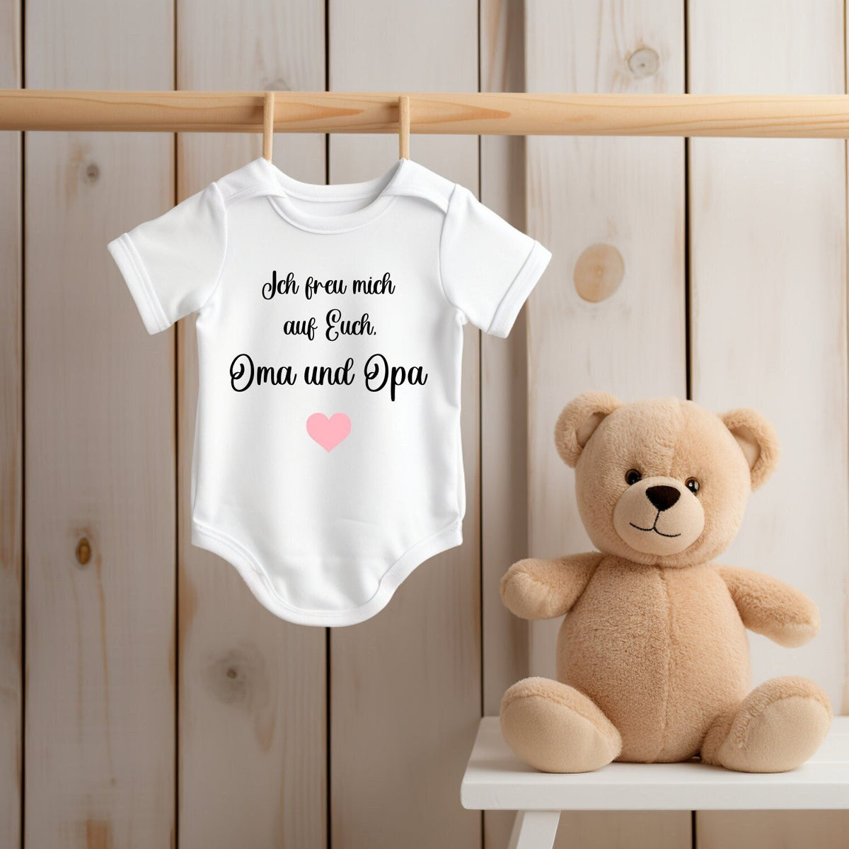 Freudige AnkunftSchwangerschaftsankndigung Bodyhr werdet Oma und Opa BodysuitBabyBody Du Wirst OmaOpaBaby 2024 Ankndigung Graphic Tee – Soft Feel · Perfect For Daily Wear