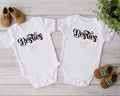 Besties Zwillings StramplerZwillinge BodysuitsBabybody fr ZwillingePartnerlookSchwangerschaft Verknden SSWZwillinge Matching Outfit Graphic Tee – Everyday Comfort · Great Gift For Fans
