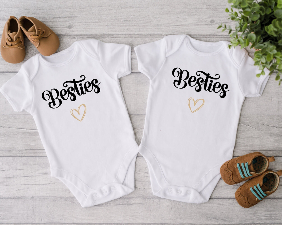 Besties Zwillings StramplerZwillinge BodysuitsBabybody fr ZwillingePartnerlookSchwangerschaft Verknden SSWZwillinge Matching Outfit Graphic Tee – Everyday Comfort · Great Gift For Fans