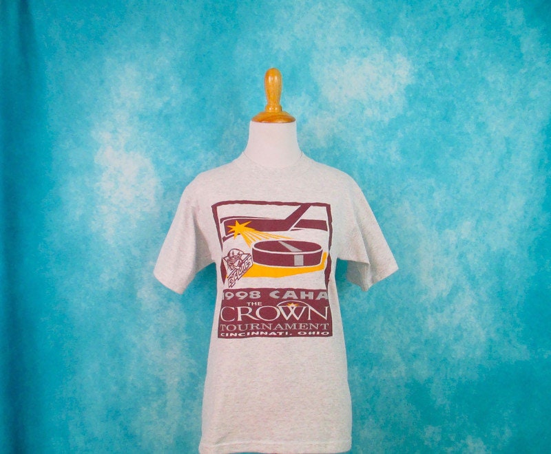 9039s CAHA Amateur Youth Hockey Tournament Shirt 1998 Columbus Capitals Cincinnati Cyclones Small Graphic Tee Graphic Tee – Aesthetic Look · Trending Graphic Apparel