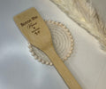 Spatule en bois personnalise Bonne fte mamie maman papa papi Graphic Tee – Feel-Good Design · High-Quality Print