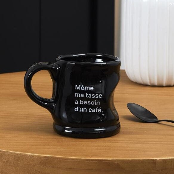 Mug humoristique et original Tasse dforme Message 20cl quotMme ma tasse a besoin d39un cafquot Graphic Tee – Warm & Stylish · High-Quality Print