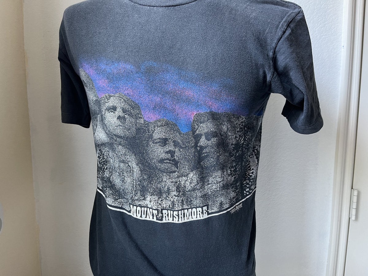 Vintage 90s Mount Rushmore Faded Black T Shirt M Graphic Tee – Fan Favorite · Must-Have Style