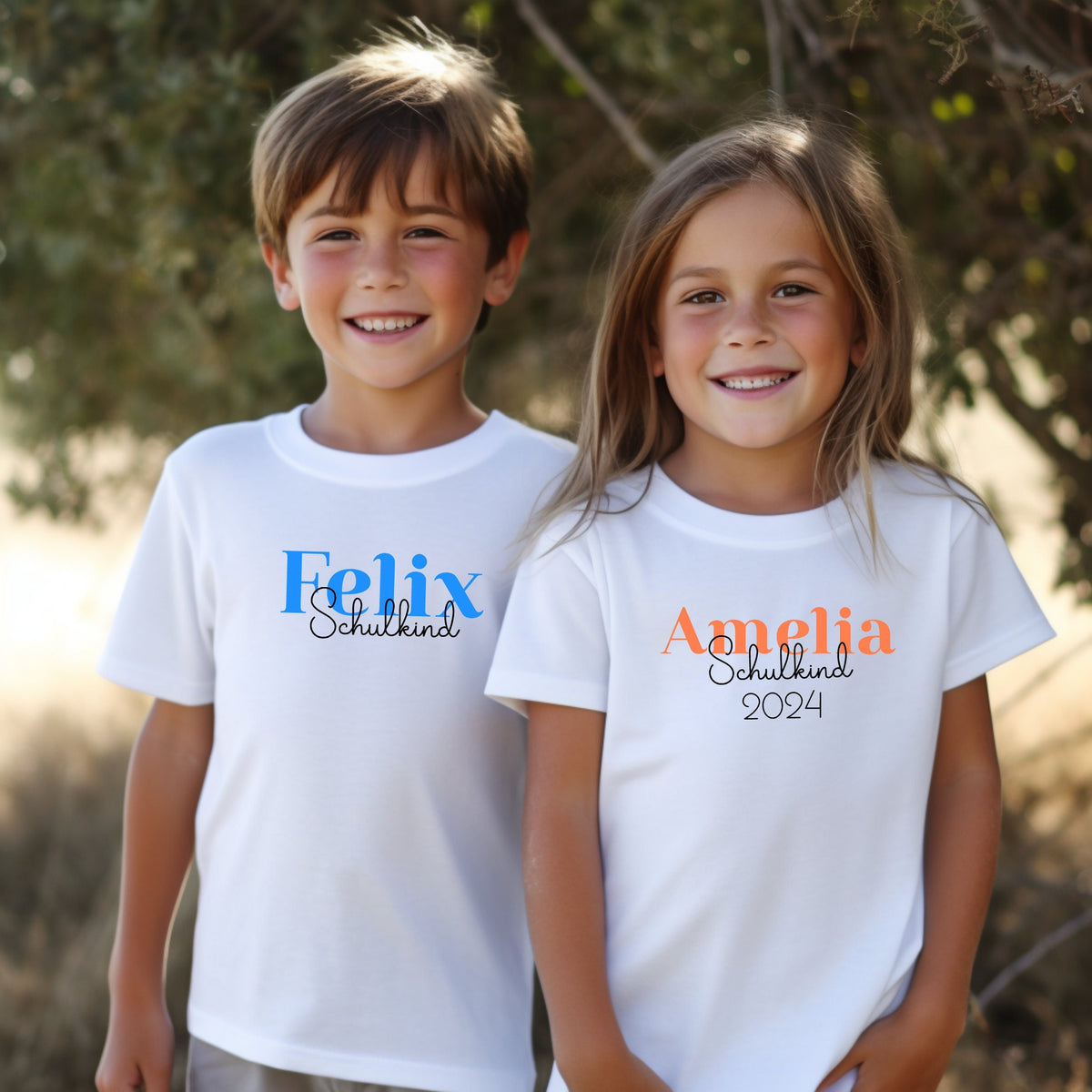 Personalisiertes Schulkind 2024 T ShirtFeiere das SchuljahrSchulkind TShirtTShirt zur Einschulung Schulkind mit NamenErster Schultag Graphic Tee – Soft Feel · Perfect For Daily Wear
