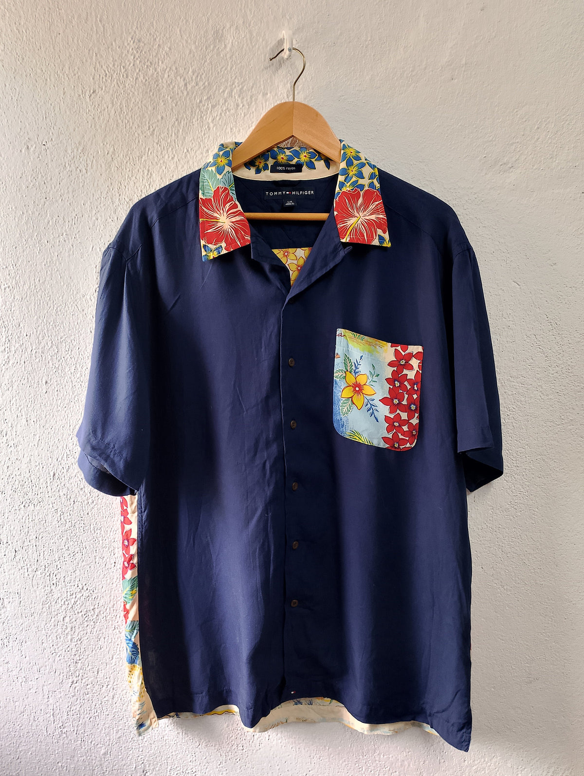 Tommy Hilfiger Hawaiian shirt Large Graphic Tee – Soft Feel · Must-Have Style