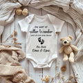 berraschungBaby unterwegsSer Schwangerschafts Ankndigungs BodyBaby 2025Schwangerschaftverknden BodyBabyBody BodysuitDu Wirst Papa Graphic Tee – Aesthetic Look · Trending Graphic Apparel