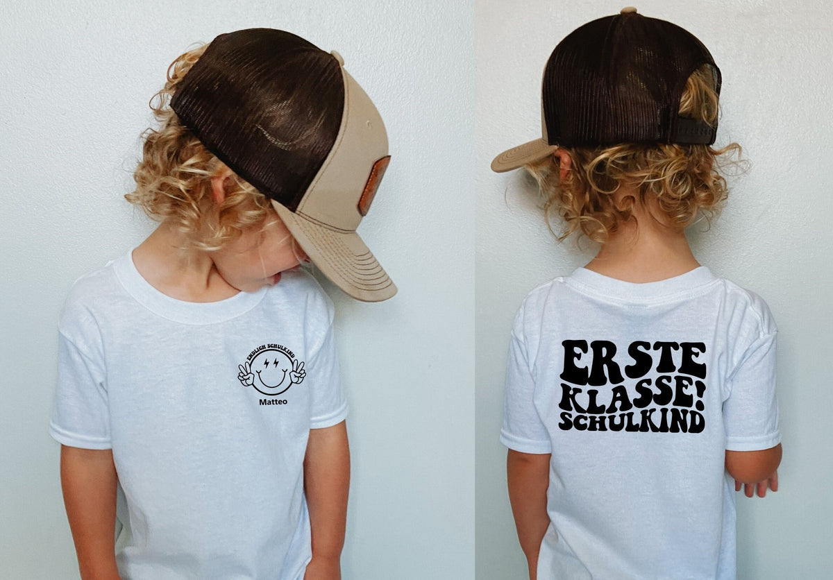 Schulkind 2025Personalisiertes Erste Klasse T ShirtErsten SchultagPersonalisiertes Schulkind 2025Einschulung Schulkind mit Namen Graphic Tee – Soft Feel · Must-Have Style