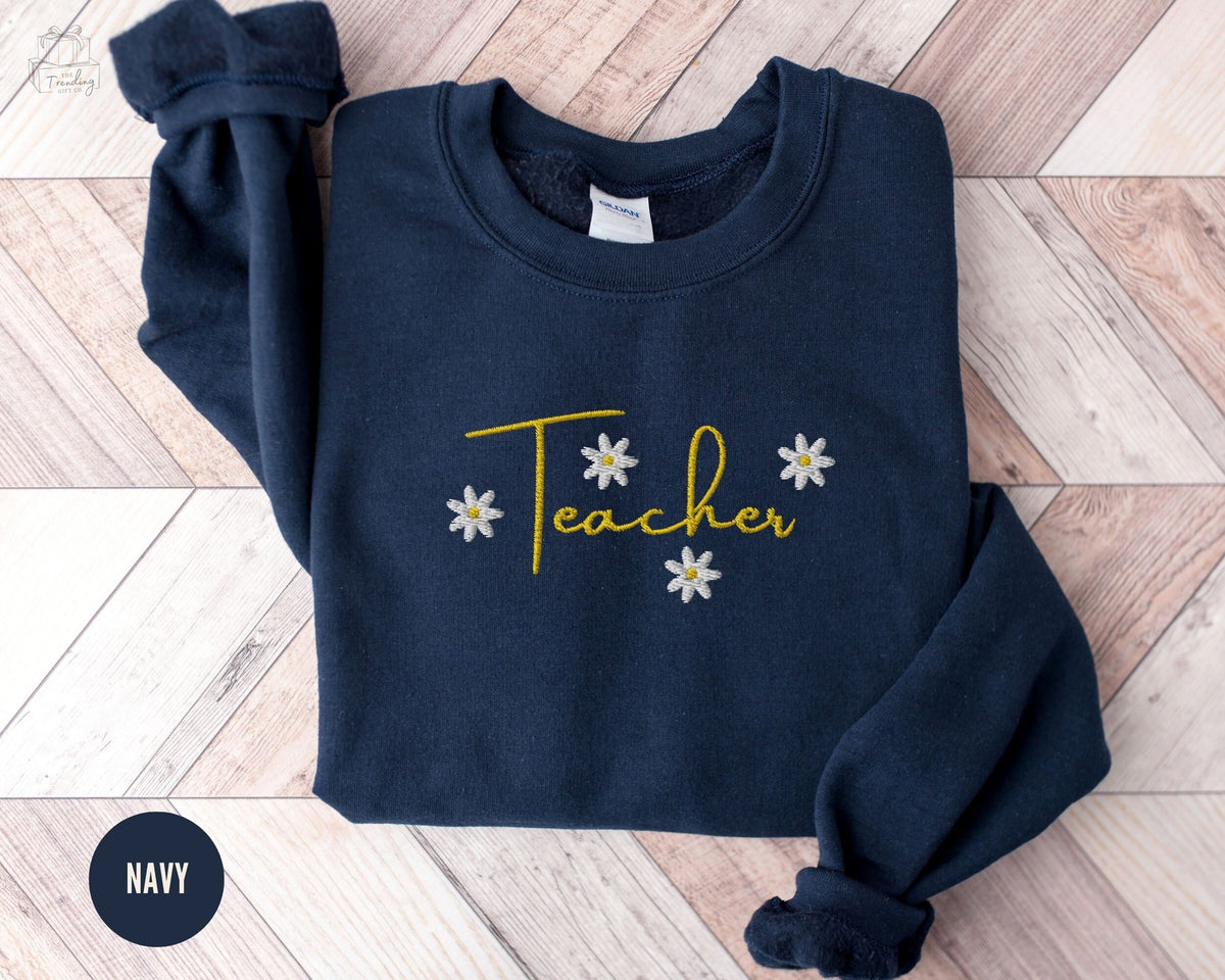 Embroidered Teacher Daisy Sweatshirt Floral Crewneck Fall Teaching Sweatshirt Gift for New Teacher Teacher Appreciation Back to School Sweatshirt – Aesthetic Look · Perfect For Daily Wear