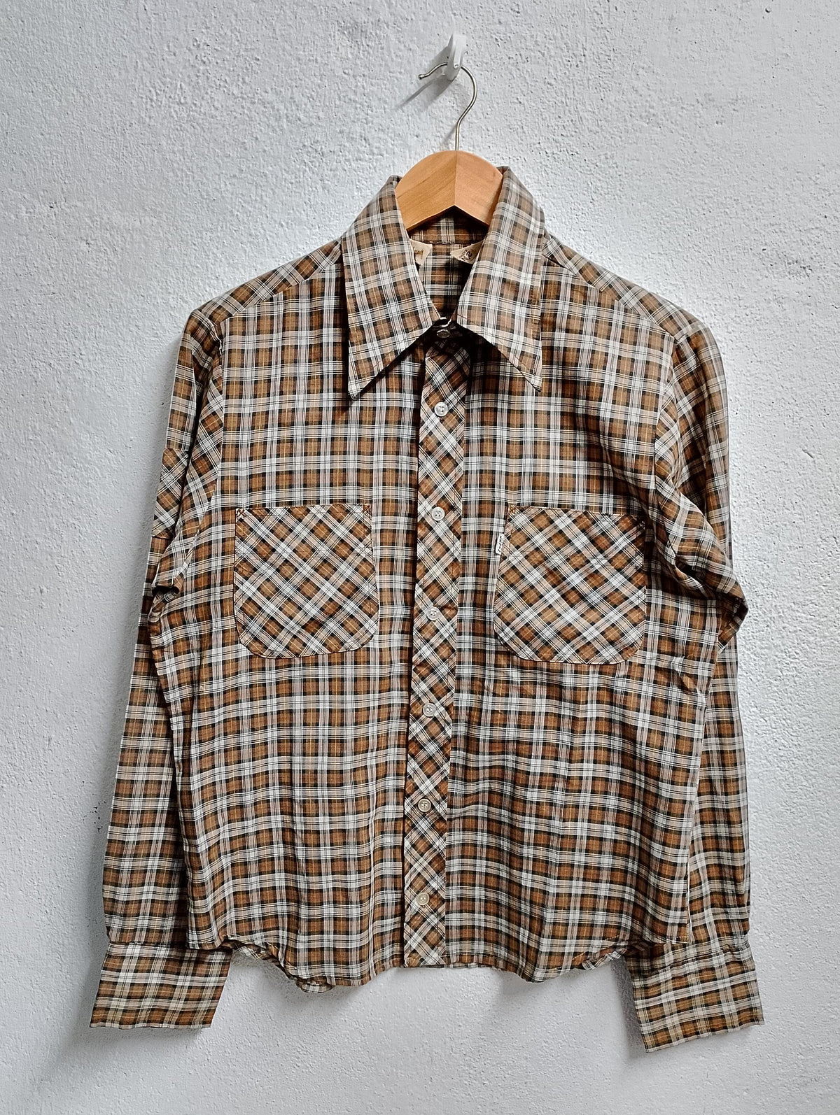 Vintage Levis sportswear big E shirt Medium Graphic Tee – Warm & Stylish · Must-Have Style