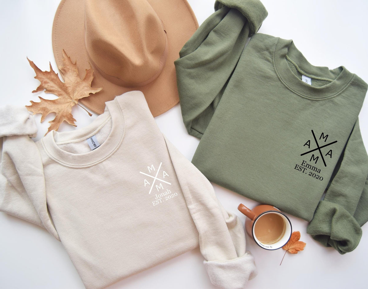 Einzigartiger Mama PulloverFgen Sie die Namen Geburtsjahre Ihrer Kinder hinzuMama GeschenkMutter PulliGeschenkideeMama Geburtstag Graphic Tee – Fan Favorite · Trending Graphic Apparel