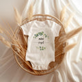 Personalisierter Baby Body zur SchwangerschaftsverkndungDas erste Familienandenken Ihres kleinen SchatzesBaby 2025Mini Nachname Bodysuit Graphic Tee – Feel-Good Design · Great Gift For Fans