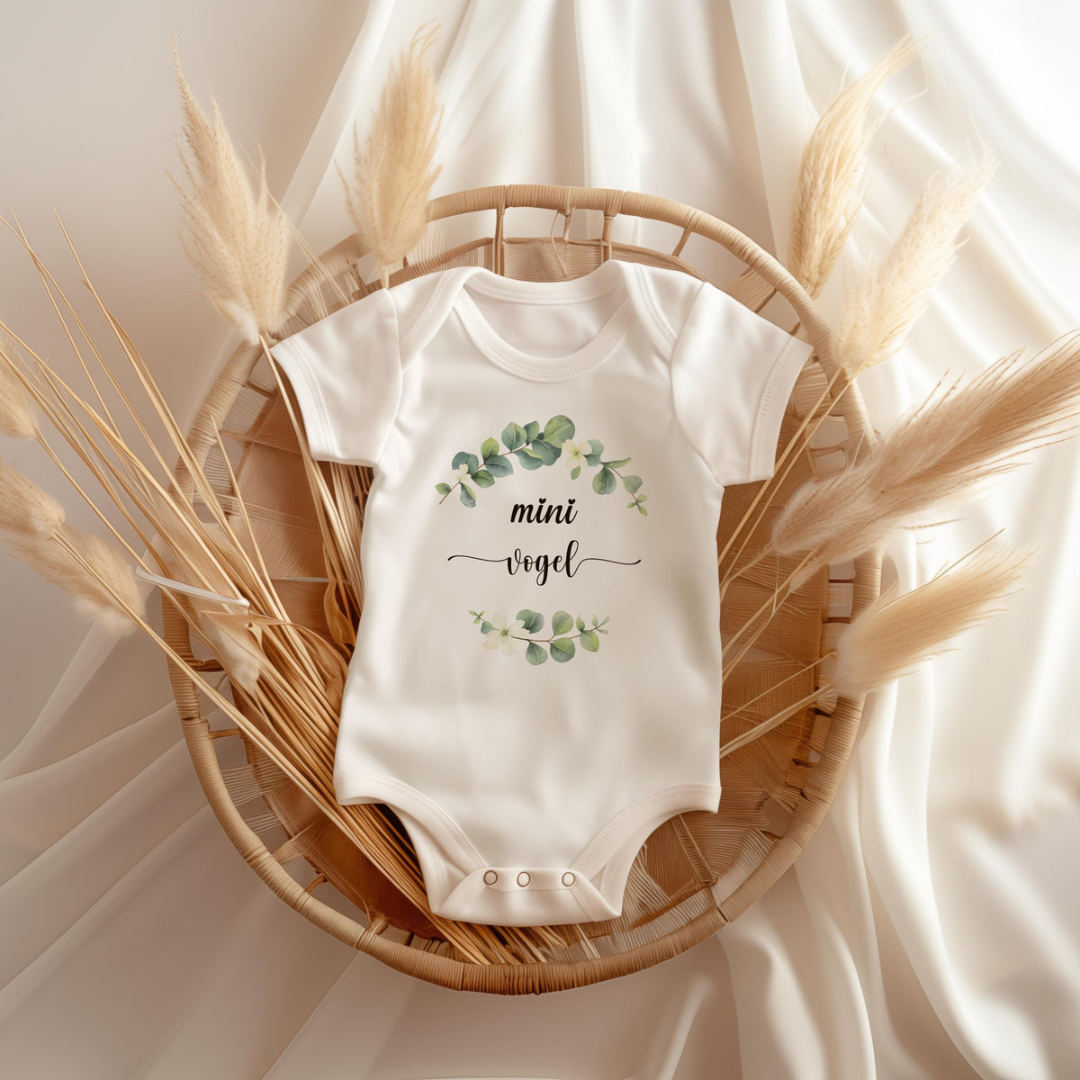 Personalisierter Baby Body zur SchwangerschaftsverkndungDas erste Familienandenken Ihres kleinen SchatzesBaby 2025Mini Nachname Bodysuit Graphic Tee – Feel-Good Design · Great Gift For Fans