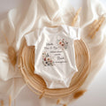 Hallo Oma Opa Baby BodyIhr werdet Groeltern Baby BodysuitBaby 2025Schwangerschaft verknden BodyDu wirst Oma Du wirst Opa Strampler Graphic Tee – Fan Favorite · Trending Graphic Apparel