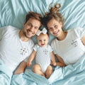 Perfekte Harmonie Familien SetPartnerlook Papa KindPapa und Baby Passendes SetFamilien OutfitFotoshooting OutfitGeschenk Graphic Tee – Bold Style · Must-Have Style