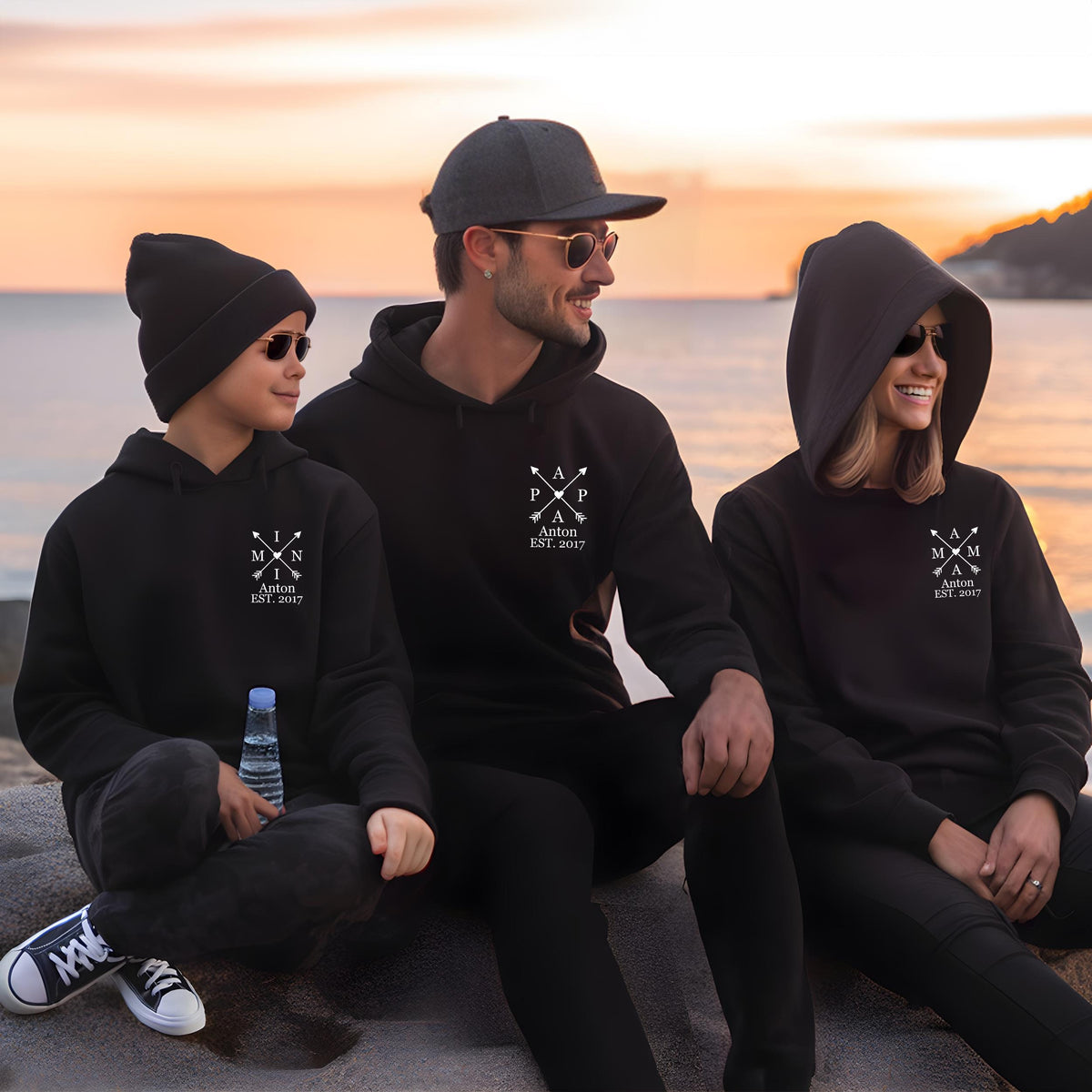 Matching FamilienhoodiesPersonalisierbar fr PapaMama und MiniPersonalisierte Hoodies fr die ganze FamilieWeihnachtsgeschenk Hoodie – Premium Graphic · Great Gift For Fans