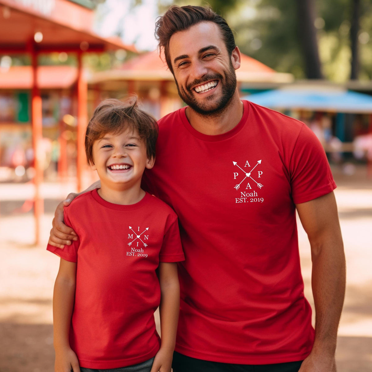 Passendes Familien SetIndividuelle Outfits mit Name und Geburtsjahr des KindesWeihnachtsgeschenk FamiliePartnerlook Papa und Baby Graphic Tee – Fan Favorite · Trending Graphic Apparel