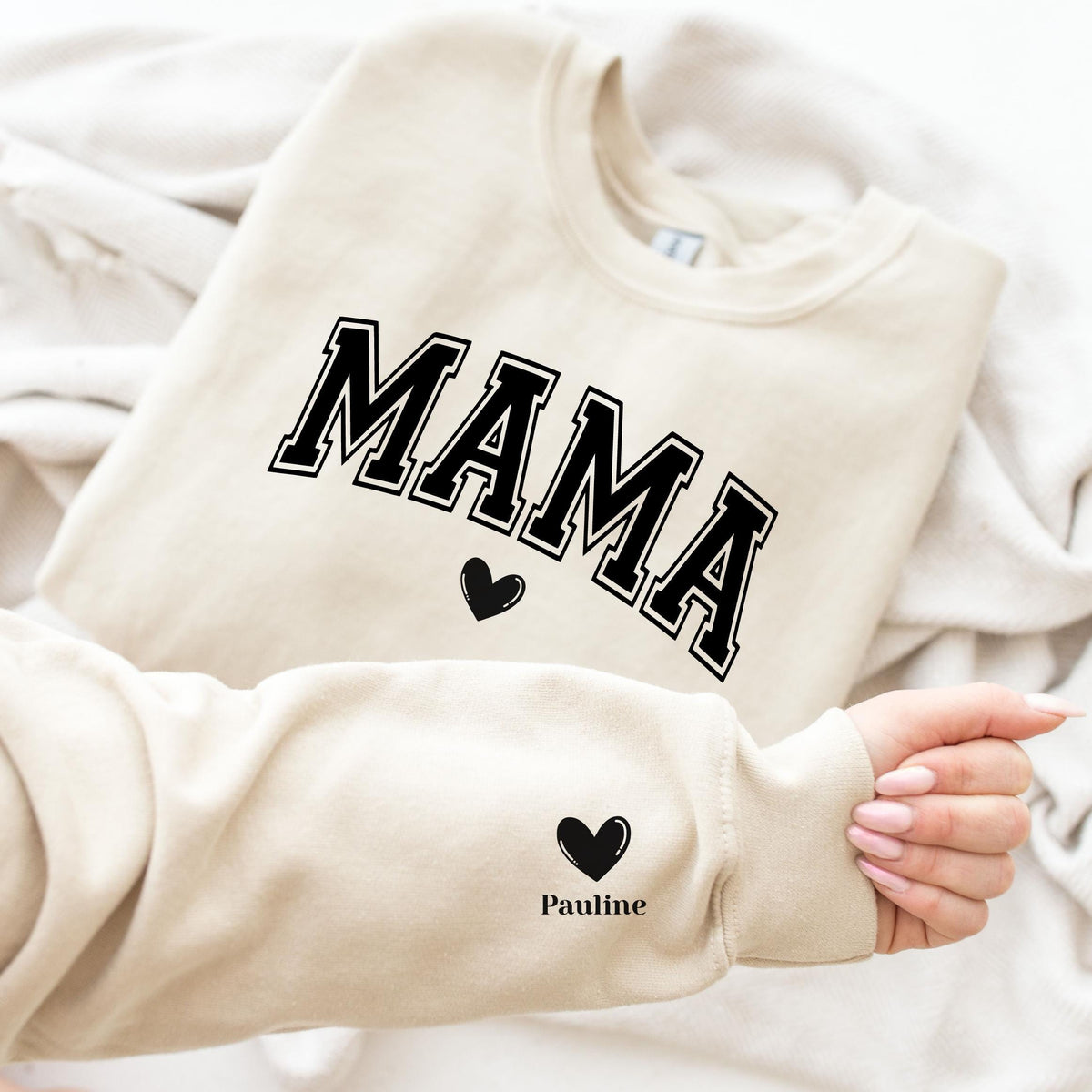 Personalisierter Mama Pullover mit Herz und NameIndividueller Mama SweaterMutter GeschenkGeschenk fr neue MtterWeihnachtsgeschenke Graphic Tee – Soft Feel · Great Gift For Fans