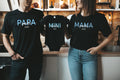 Personalisiertes Familien Passendes SetPartnerlookFamilien OutfitGeschenk zur GeburtWeihnachtsgeschenkeFamilien GeschenkBaby 2025 Graphic Tee – Feel-Good Design · Must-Have Style