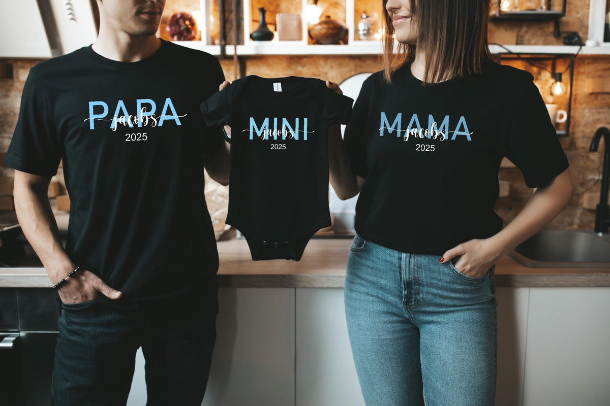 Personalisiertes Familien Passendes SetPartnerlookFamilien OutfitGeschenk zur GeburtWeihnachtsgeschenkeFamilien GeschenkBaby 2025 Graphic Tee – Feel-Good Design · Must-Have Style