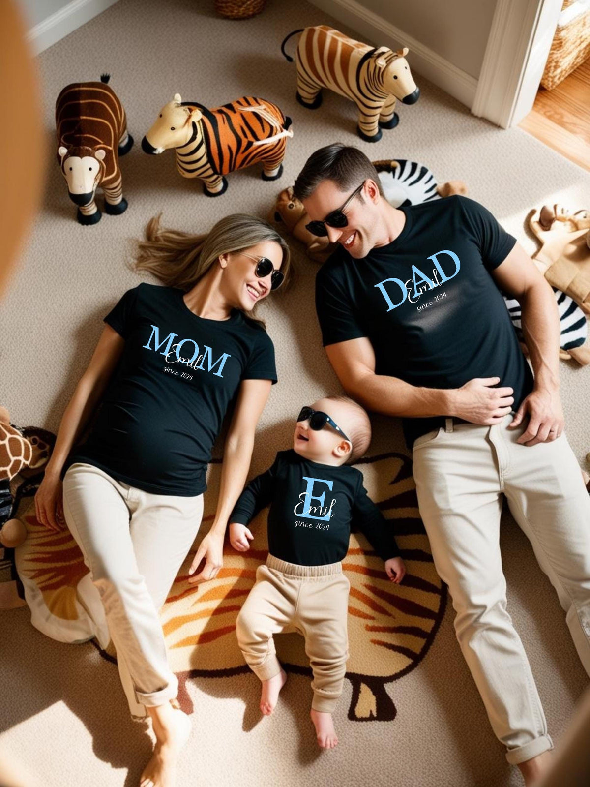 Erinnerungen schaffenIndividuelle Familien Paarlook Shirts Bodysuits fr die FeiertagePartnerlook FamiliePassendes set MOMDAD and BABY Graphic Tee – Bold Style · Must-Have Style