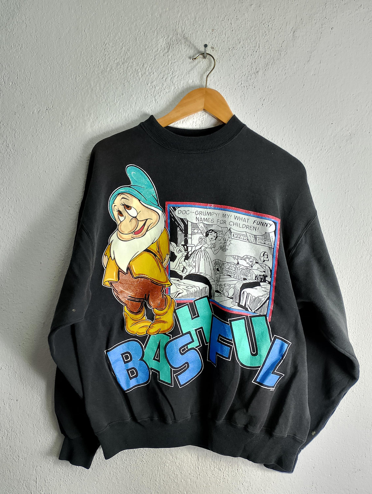 Vintage snow white crewneck sweatshirt XL Sweatshirt – Warm & Stylish · Perfect For Daily Wear