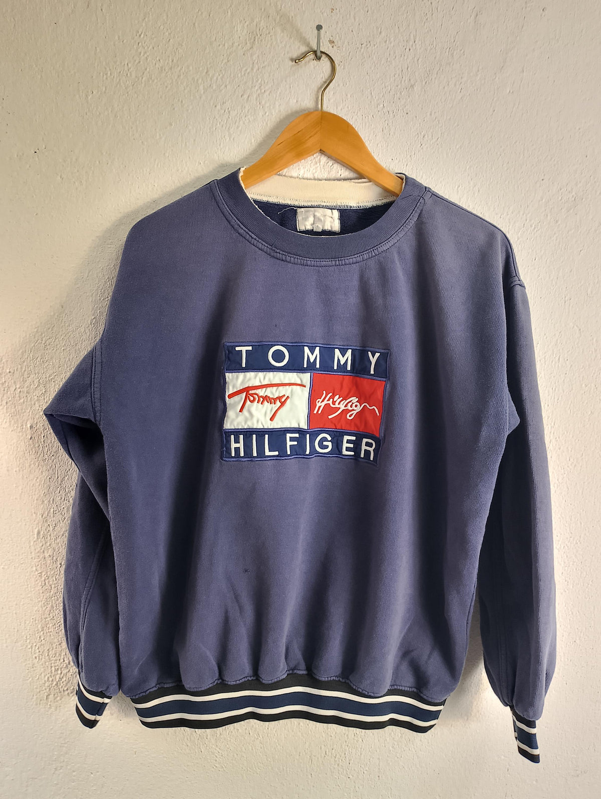 Vintage Tommy Hilfiger bootleg Large Graphic Tee – Cozy Vibes · Perfect For Daily Wear