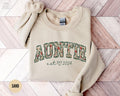 Auntie Est 2025 Sweatshirt Custom Aunt Crewneck Pregnancy Announcement New Aunt Christmas Gift Sister Mothers Day Gift Aunt Birthday Sweatshirt – Warm & Stylish · High-Quality Print