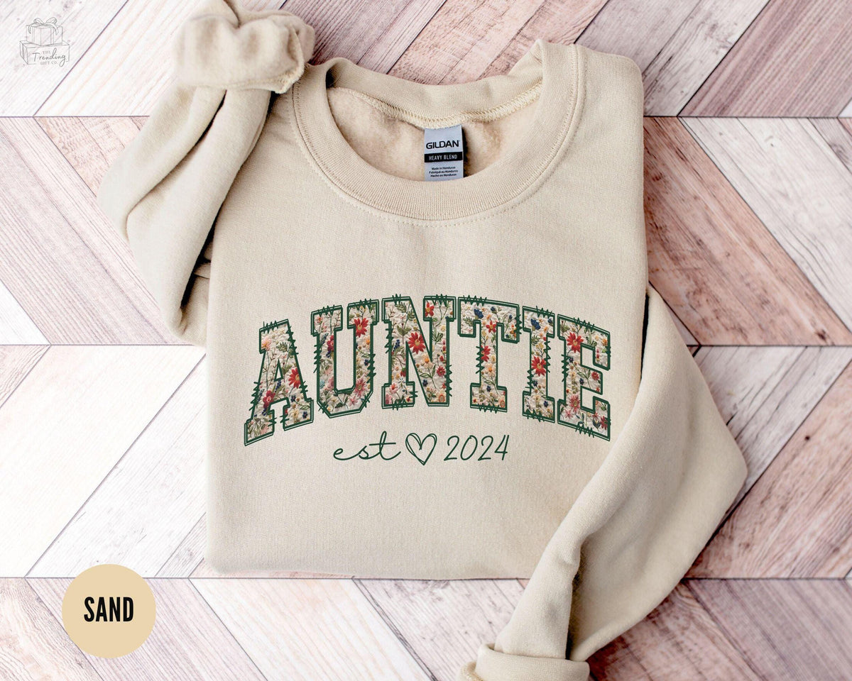 Auntie Est 2025 Sweatshirt Custom Aunt Crewneck Pregnancy Announcement New Aunt Christmas Gift Sister Mothers Day Gift Aunt Birthday Sweatshirt – Warm & Stylish · High-Quality Print