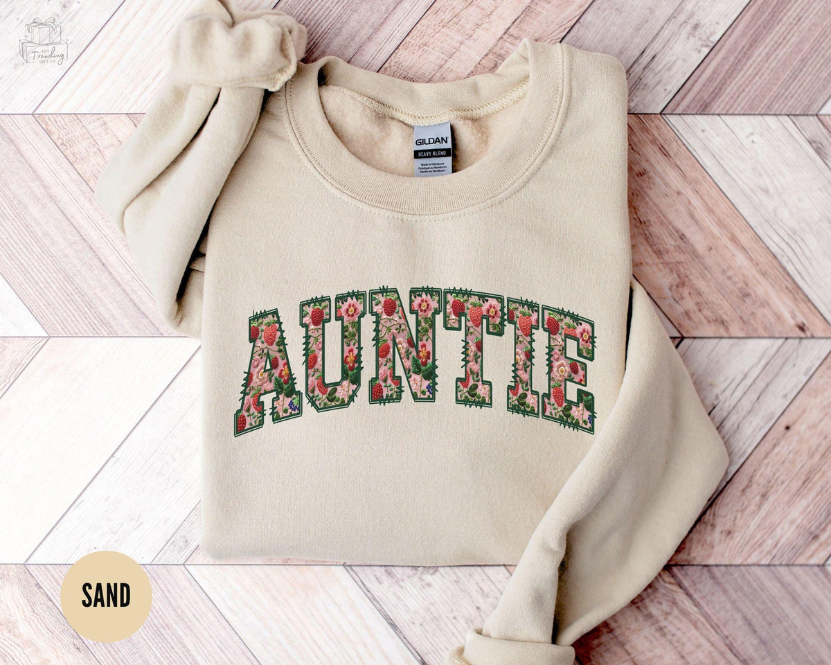 Floral Strawberry Auntie Sweatshirt Retro Auntie Shirts Mothers Day Gift for New Aunt CrewneckPregnancy Reveal Gift For Sister Sweatshirt Sweatshirt – Easygoing Wear · High-Quality Print
