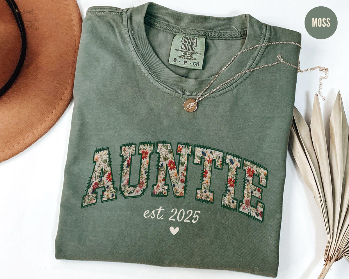Auntie Est 2025 Shirt Floral Auntie Tshirt Cool Aunt Club Pregnancy Announcement for Sister Custom Aunt Birthday Gift Graphic Tee – Aesthetic Look · Must-Have Style