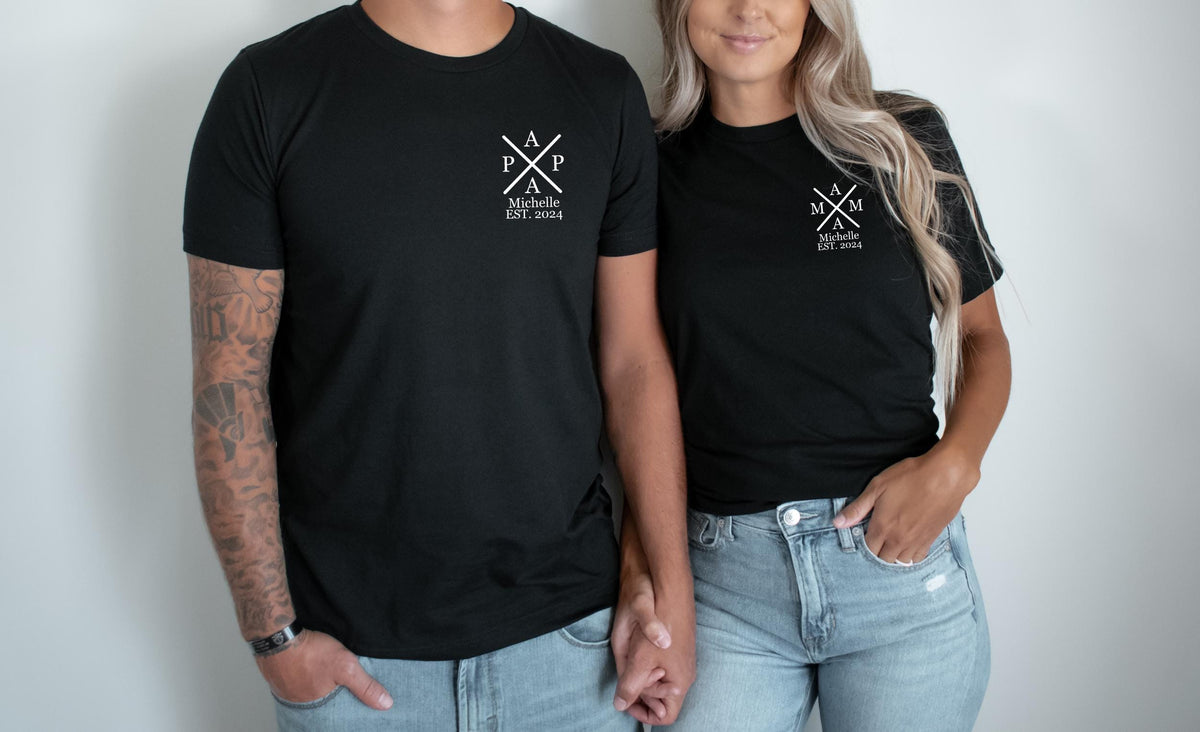 Personalisierte Familien T ShirtsPerfektes Geschenk fr Eltern und KinderFamiliengeschenkGeschenk zum VatertagGeschenk zum Muttertag Graphic Tee – Premium Graphic · Perfect For Daily Wear